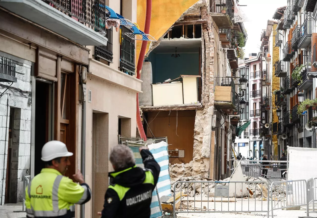 Municipales observan la fachada derrumbada.