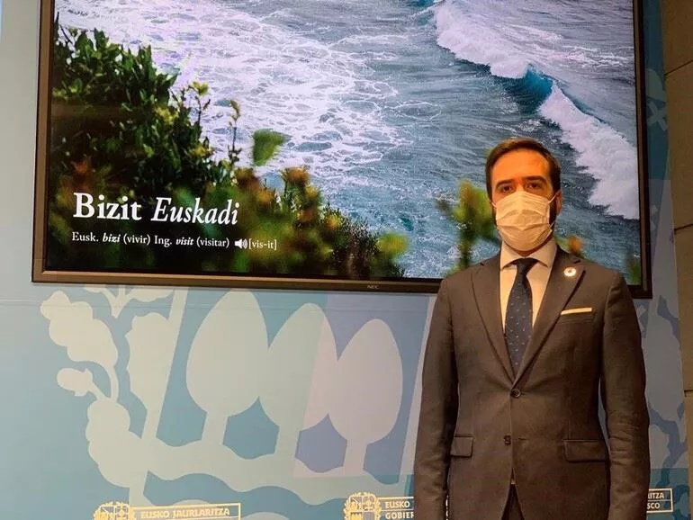 Javier Hurtado presentando la campaña "Bizit Euskadi". Foto: Irekia.eus