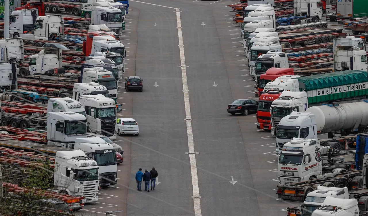 Camiones en el Puerto de Bilbao. Foto: EFE
