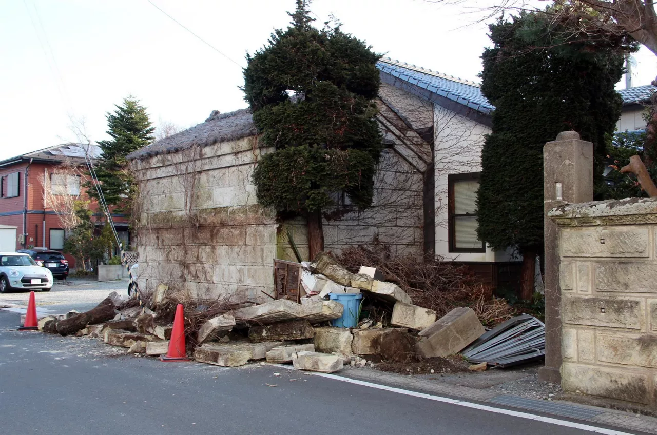 Un edificio afectado en Soma. Foto: EFE