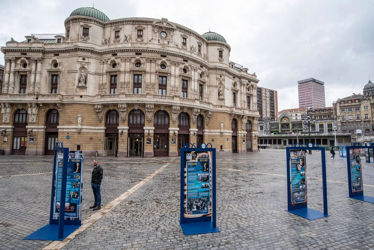 Los paneles instalados frente al Teatro Arriaga de Bilbao.