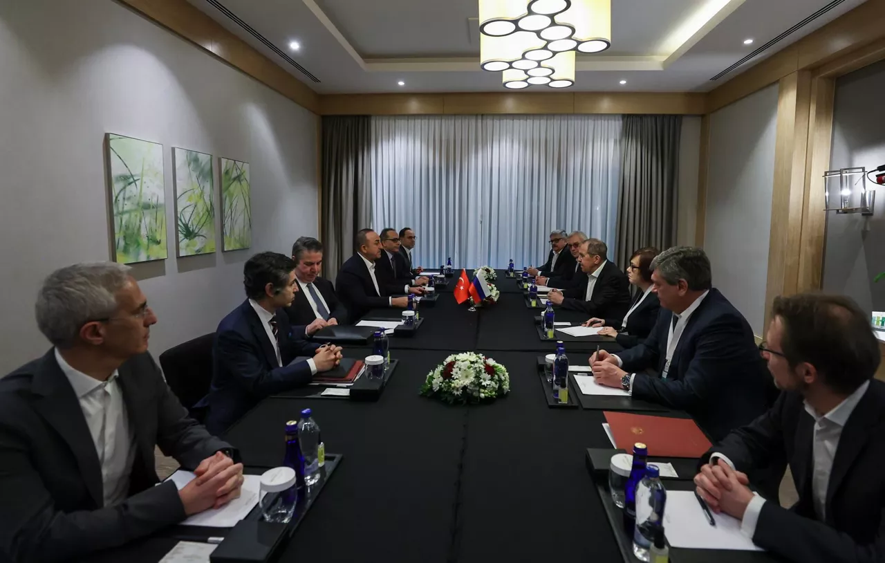 Reunión de las delegaciones ucraniana y rusa, el pasado día 10. EFE