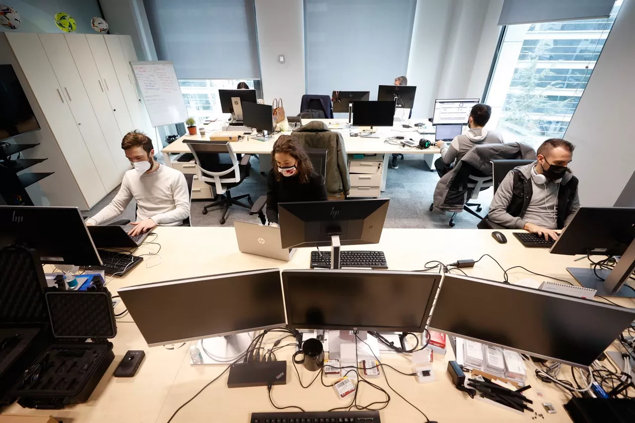 Varias personas en una oficina