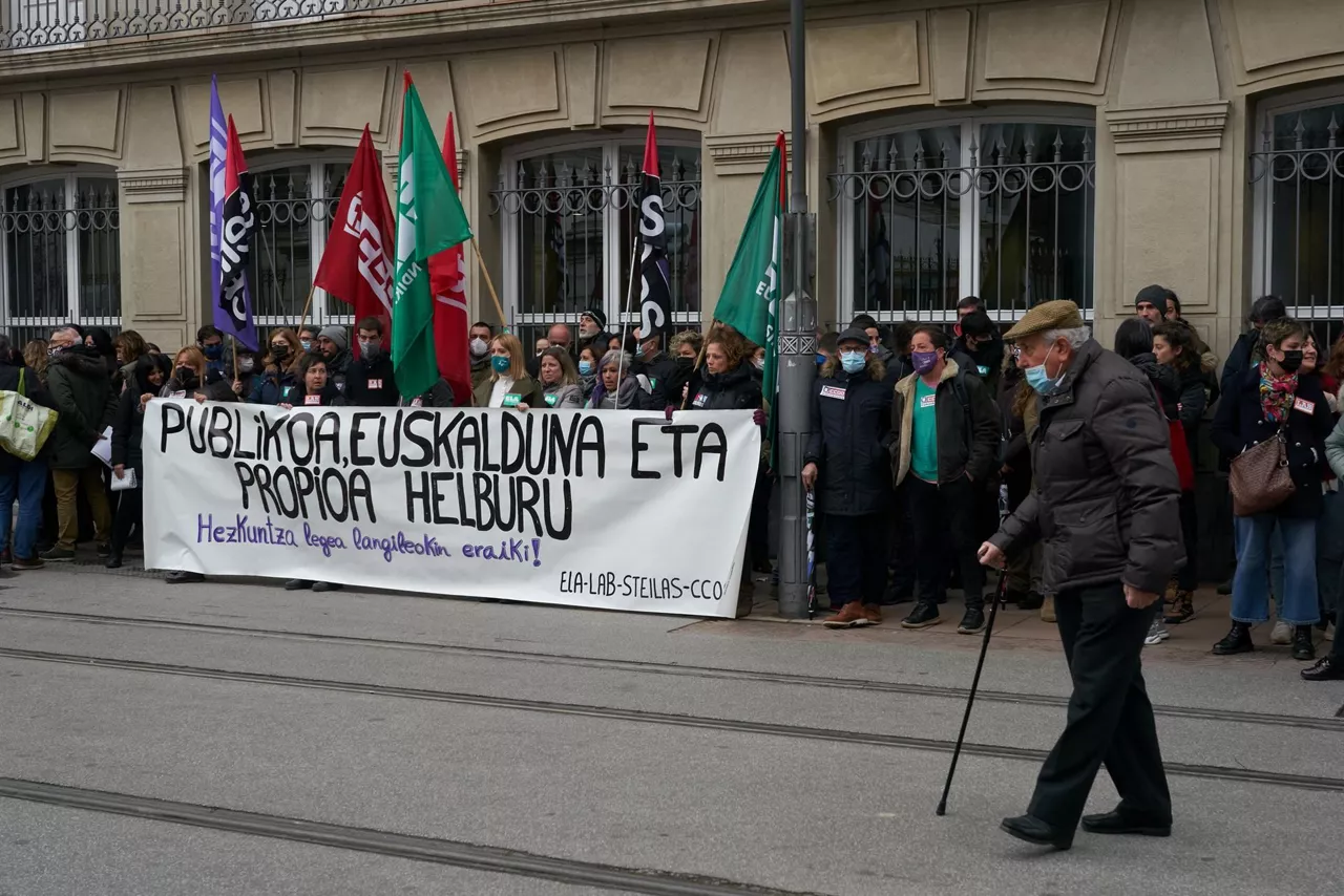 Una concentración de los sindicatos de Educación ante el Parlamento Vasco. Foto: EFE