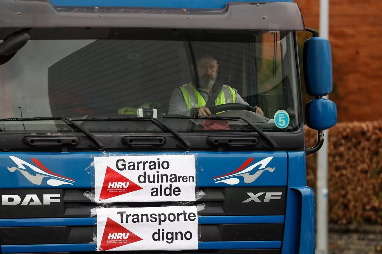 Un transportista en huelga reclama condiciones laborales dignas para el sector. Foto de archivo: EFE