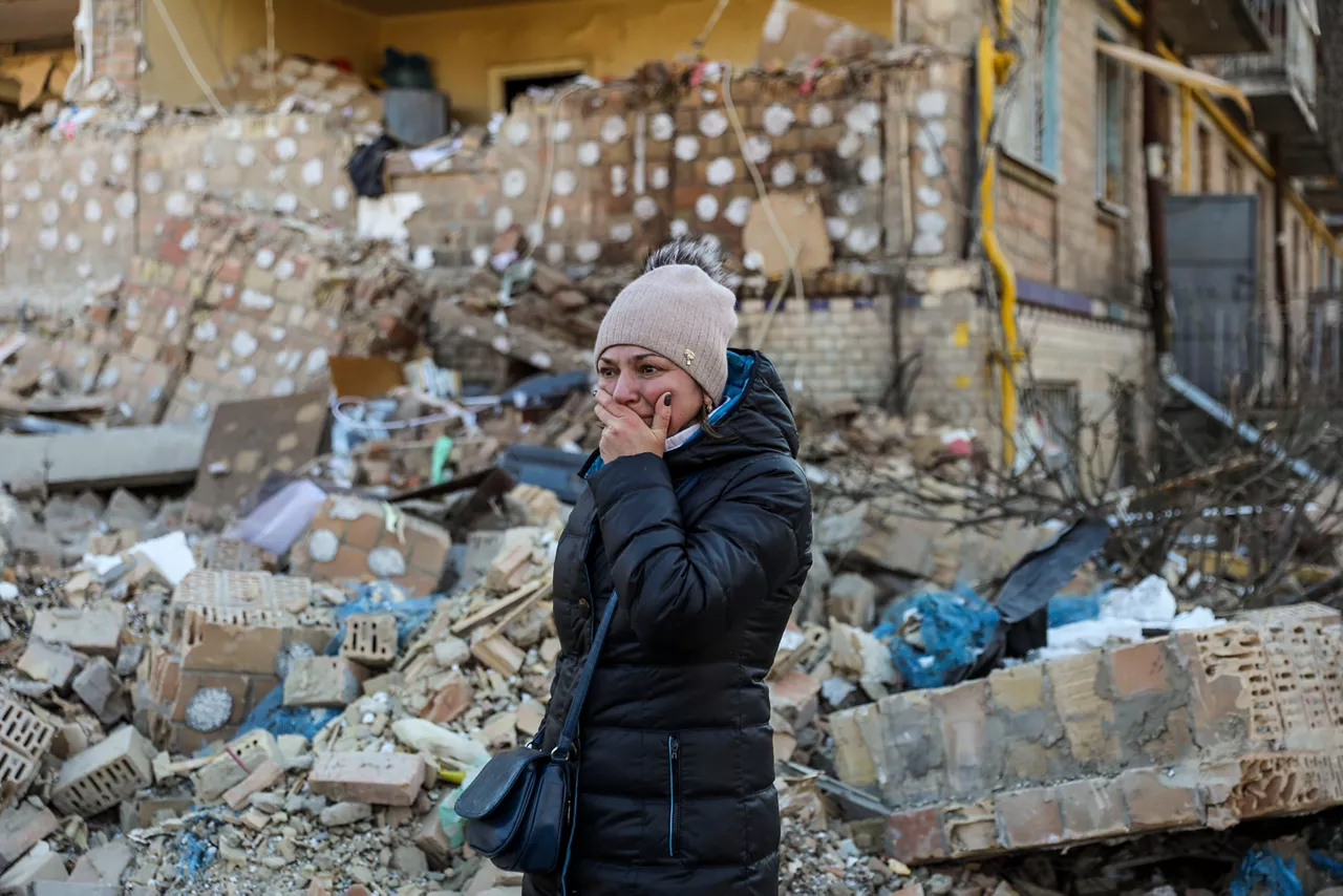 Una mujer llora ante su casa destruida en Kiev. Foto de archivo de EFE.