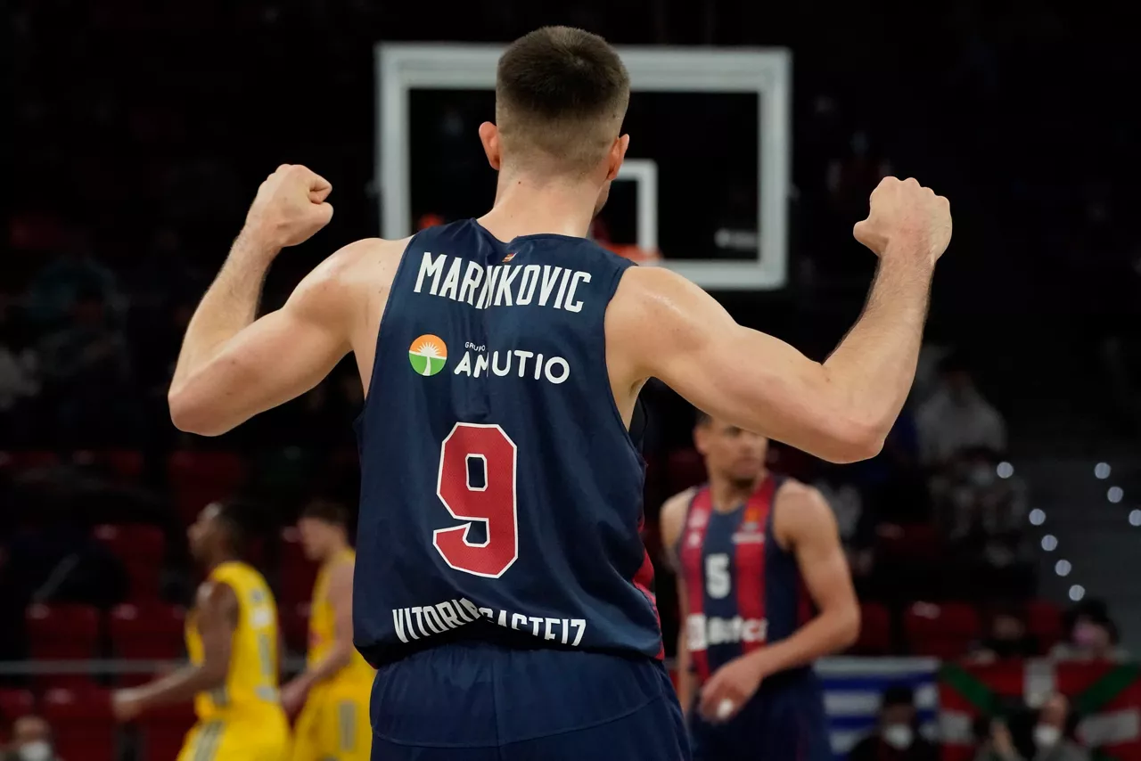 El jugador del Baskonia Vanja Marinkovic celebra una acción del partido ante el Alba Berlín.