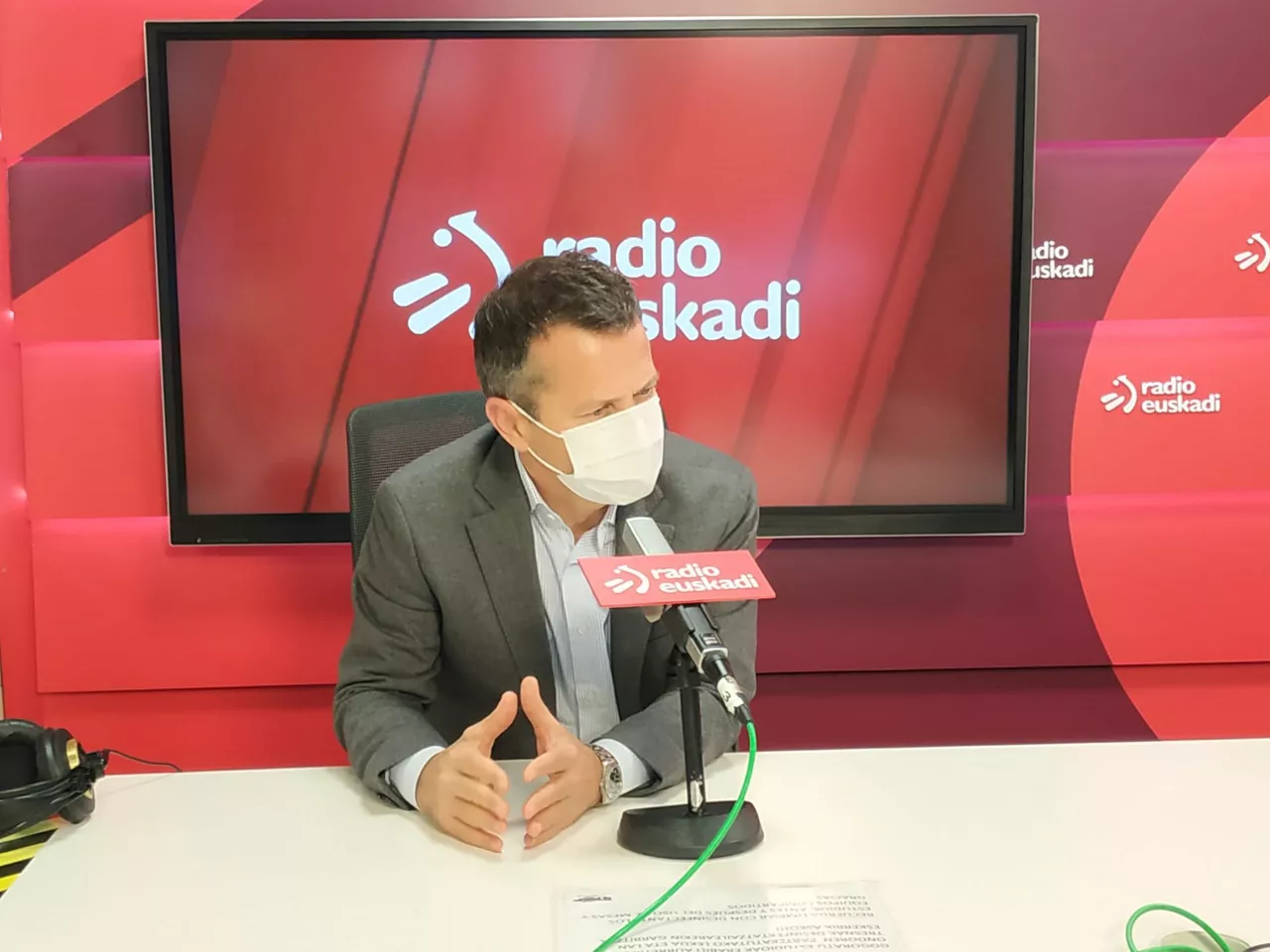 Jokin Bildarratz, este sábado en los estudios de Radio Euskadi en Bilbao. Foto: EITB Media