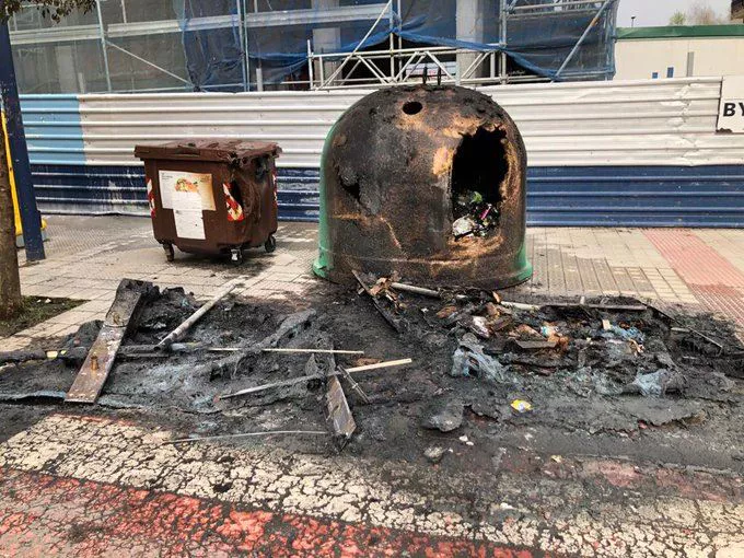 Contenedor quemado. Foto: Ayuntamiento de Etxebarri (@EtxebarriBizi)
