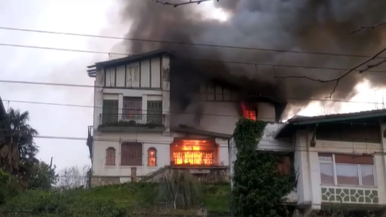 Garrak teilatuan piztu dira.