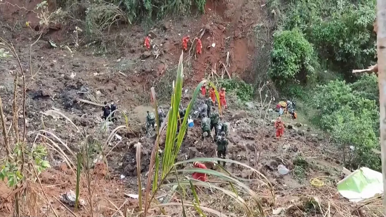 Equipos de rescate trabajando. Imagen obtenida de un vídeo de Agencias.