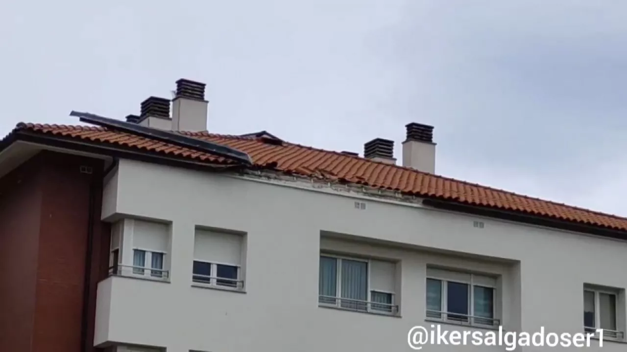 Tejado del edificio afectado. Imagen obtenida de un vídeo de @ikersalgadoser1.