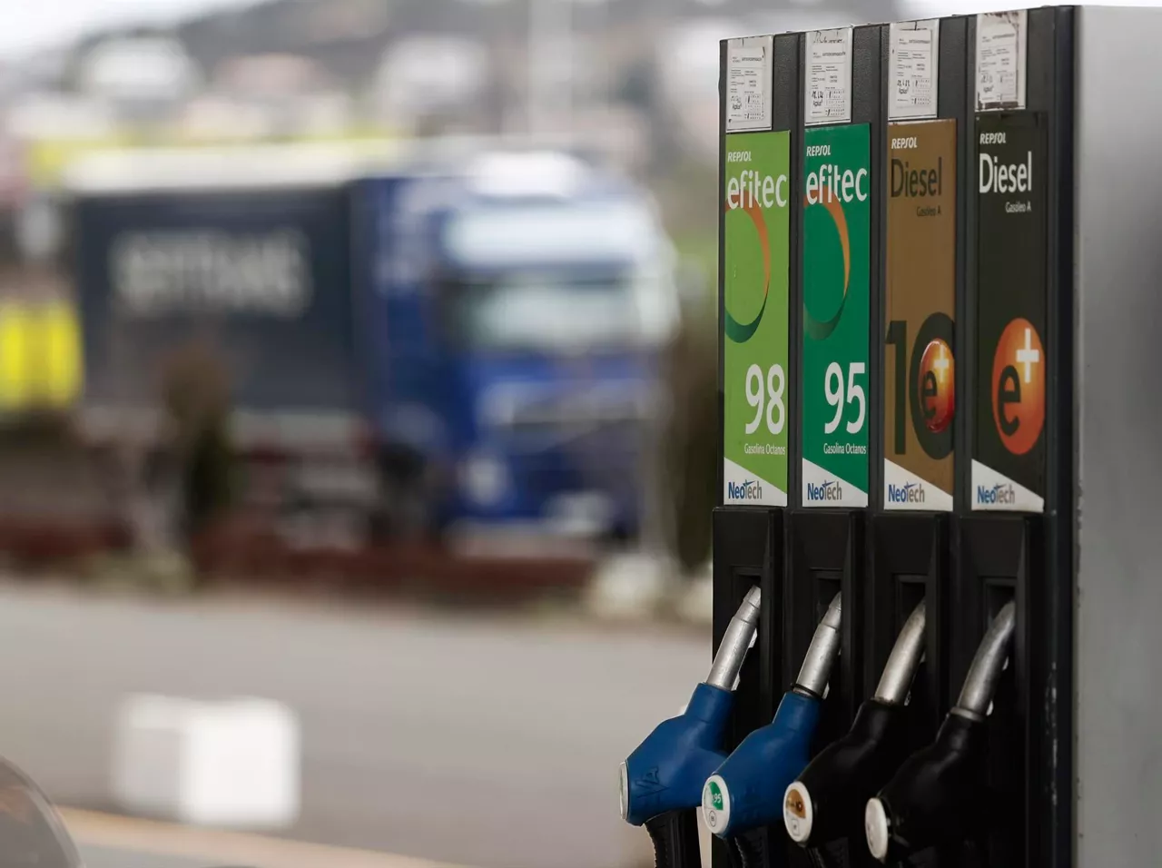 Gasolina-hornigailu bat zerbitzugune batean. Artxiboko argazkia: EFE