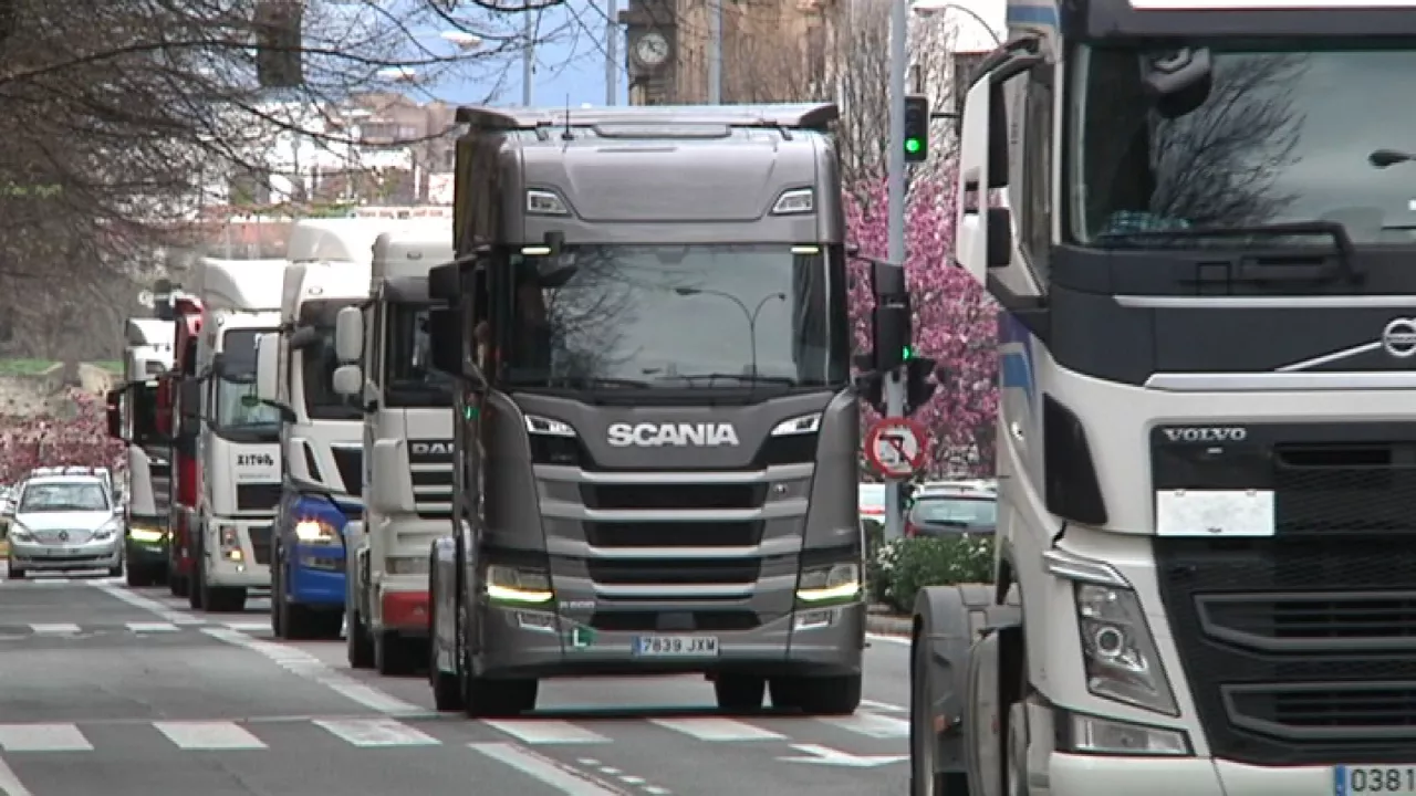 20220322122036_caravana-camiones-pamplona-huelga-transportistas_