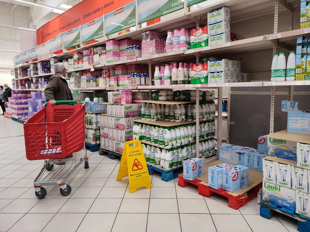Bezeroak esnea erosten supermerkatu batean. Artxiboko argazkia: Efe