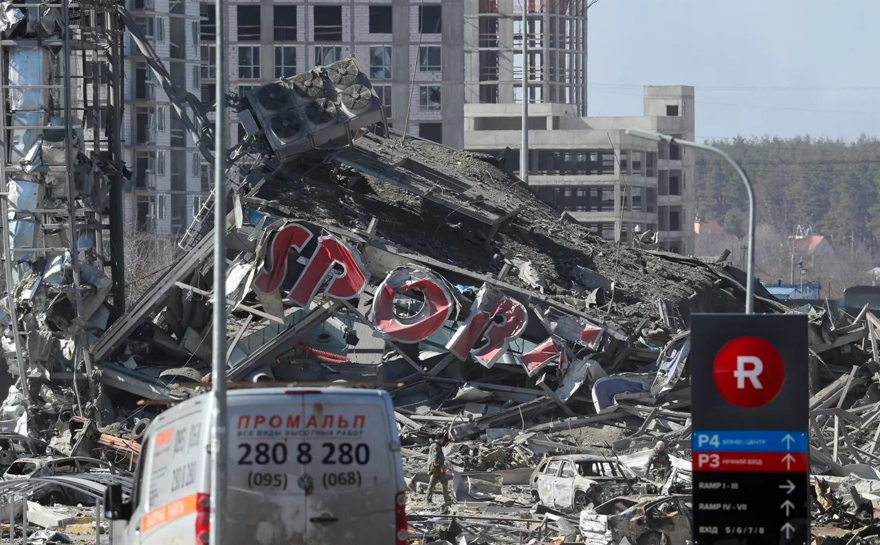 El centro comercial de Kiev totalmente destruido tras el bombardeo del pasado lunes. Foto: EFE
