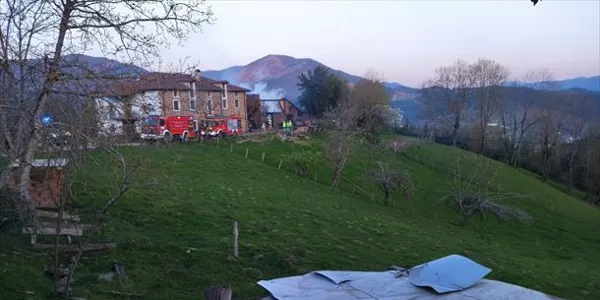  Incendio en un caserío de Okondo. Foto: Bomberos de Álava