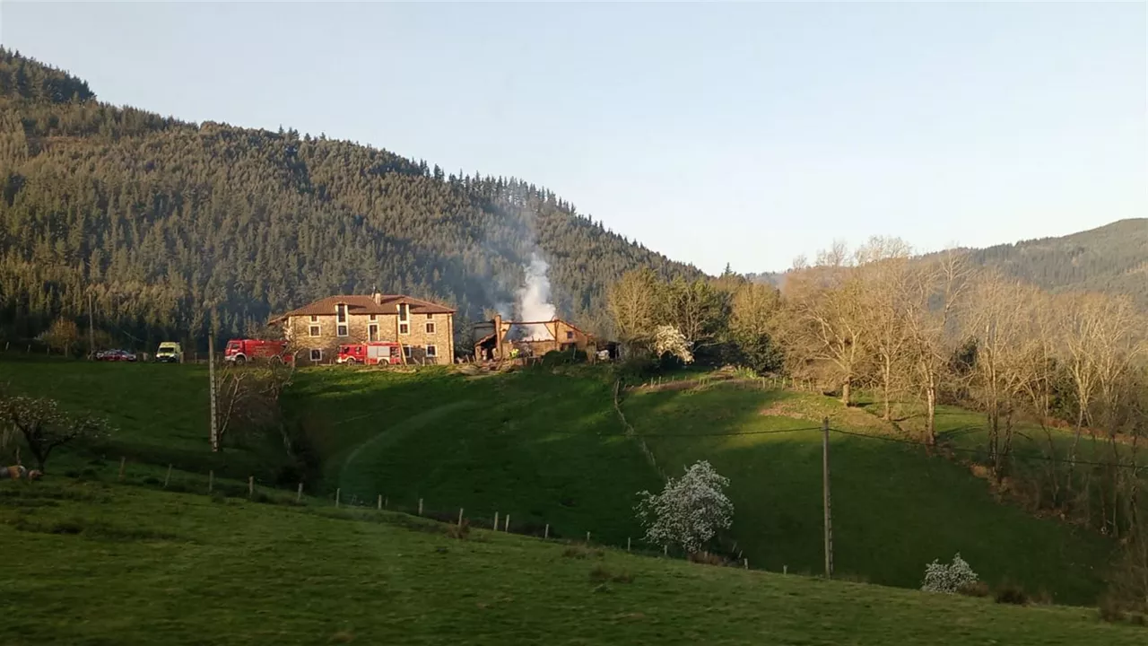 Incendio en un caserío de Okondo. Foto: Radio Euskadi