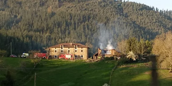  Incendio en un caserío de Okondo. Foto: Bomberos de Álava