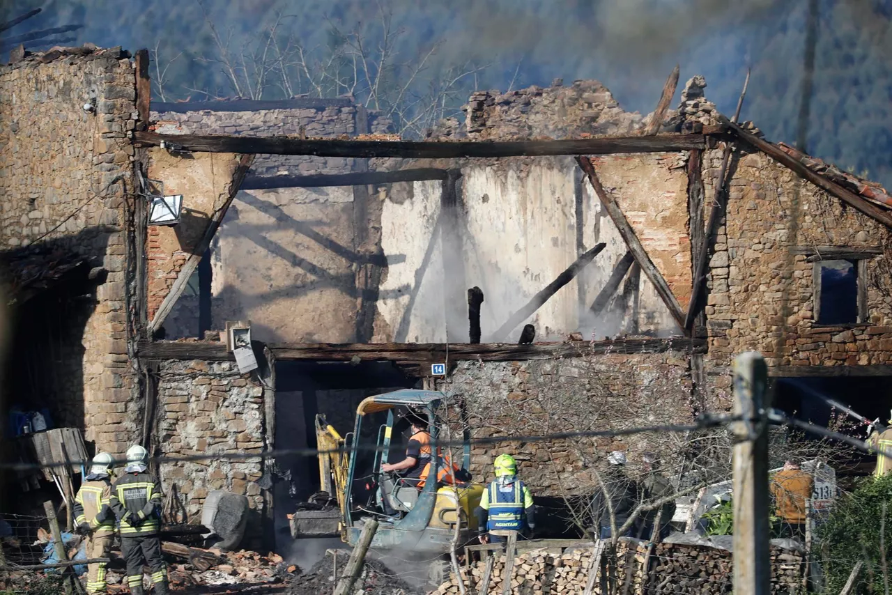 Incendio en un caserío de Okondo. Foto: EFE