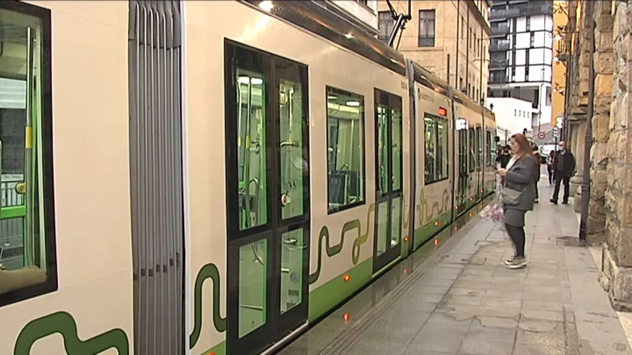 Tranvía en Atxuri. Imagen obtenida de un vídeo de EITB Media.