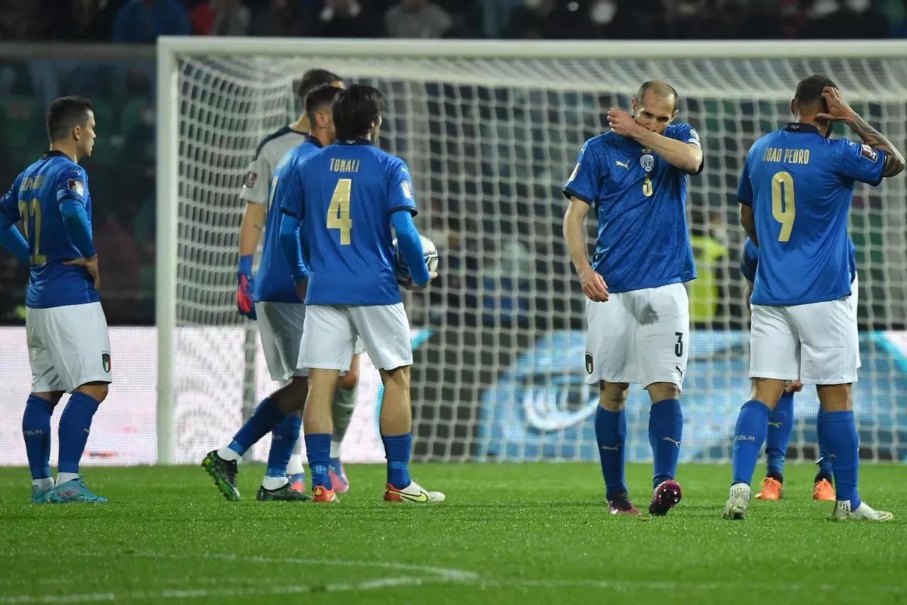 Jugadores de Italia, tras perder el partido ante Macedonia del Norte