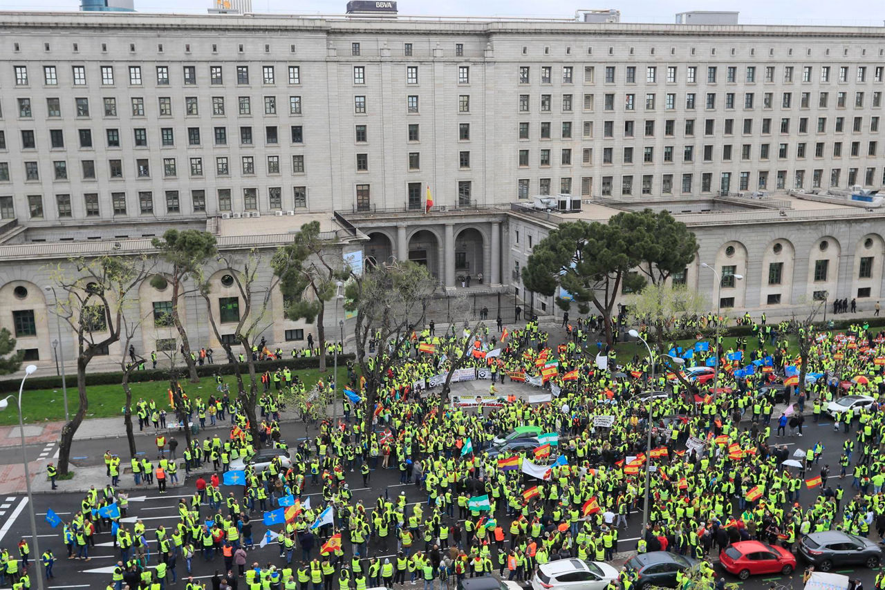 Transportistas frente al Ministerio de Transporte. Foto: EFE.