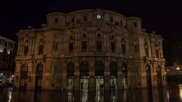 El teatro Arriaga de Bilbao, a oscuras, en una edición anterior de 'La Hora del Planeta'.