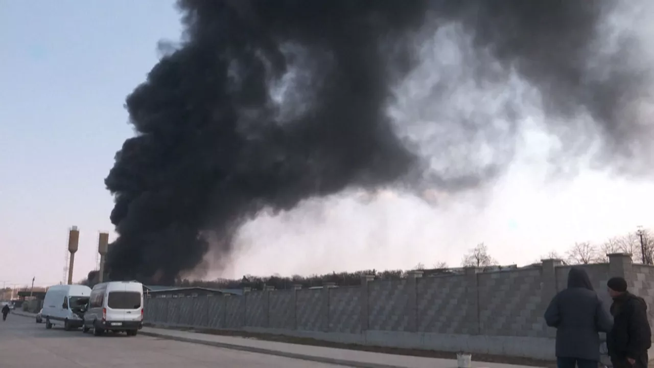 Ataque a un depósito de combustible. Imagen obtenida de un vídeo de Agencias.