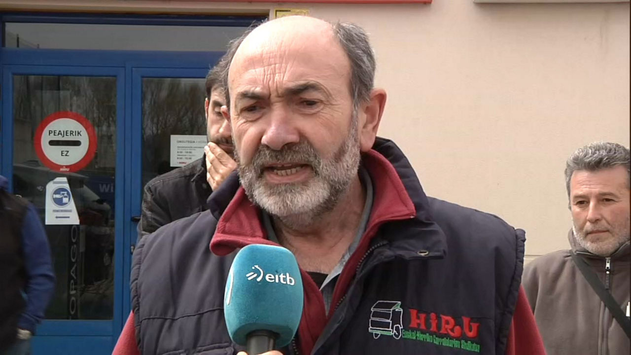 Hiru sindikatuko ordezkaria. EITB Mediaren bideo batetik ateratako irudia.