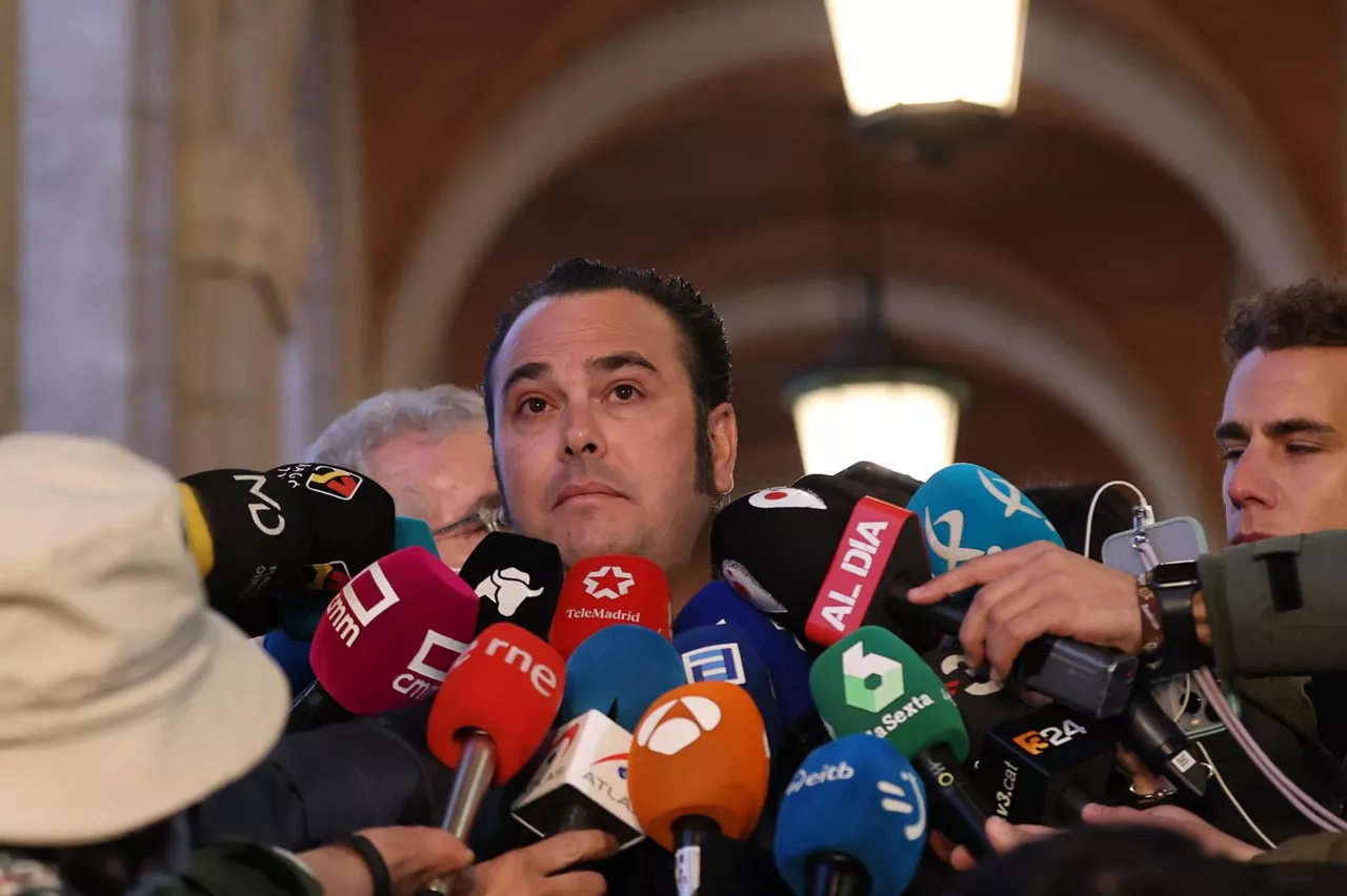 Manuel Hernández, representante de los convocantes del paro, tras la reunión en el Ministerio. EFE