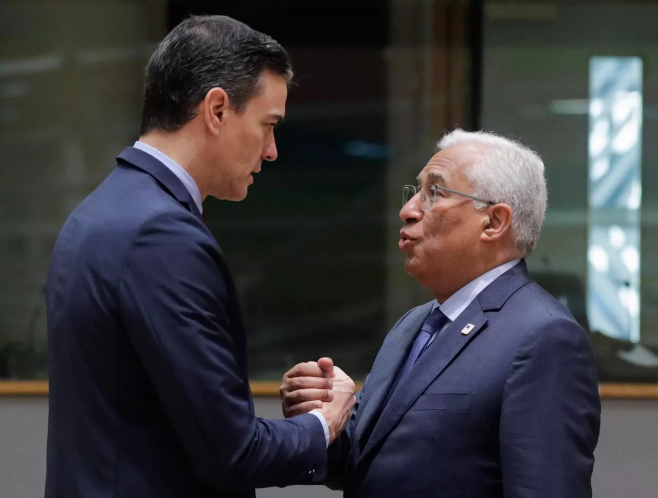 El mandatario portugués Antonio Costa y el español Pedro Sánchez en la cumbre. Foto: EFE