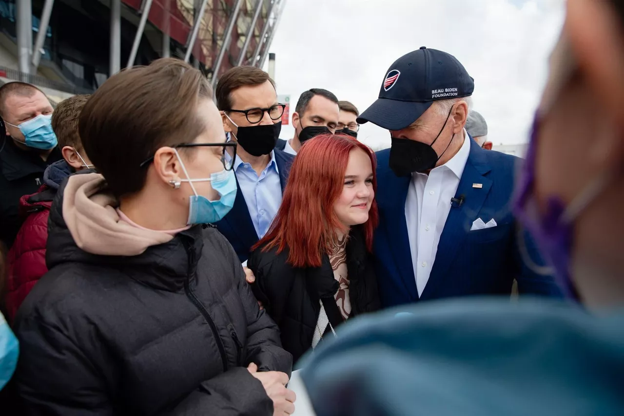 Biden Polonian, errefuxiatuekin. Argazkia: EFE