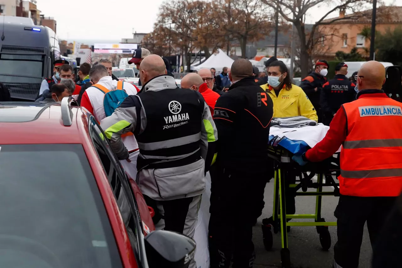 Colbrelli siendo trasladado al hospital tras recibir un masaje cardíaco. Foto: EFE