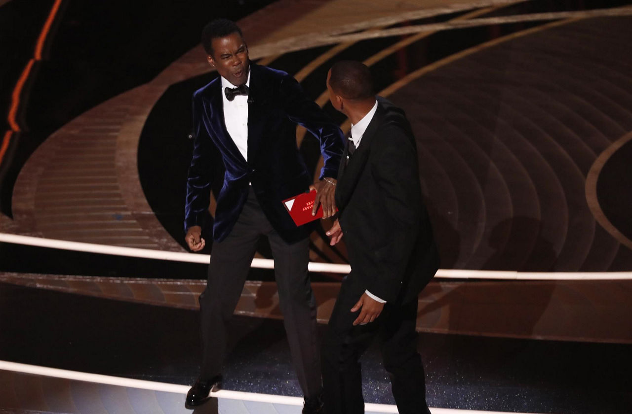 Will Smith abofetea a Chris Rock. Foto: EFE.