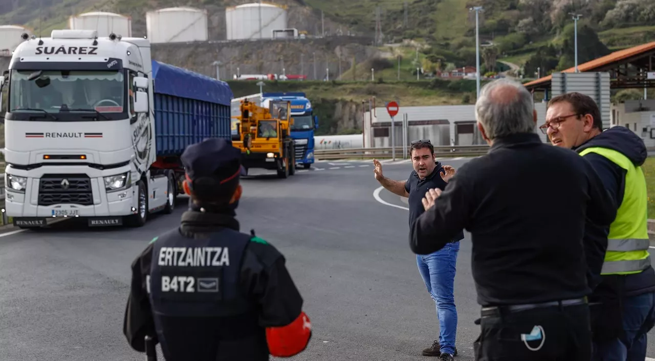Kamioilarien sarrera Bilboko Portuan