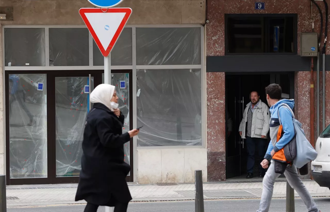 El inmueble donde al menos una persona ha sido detenida en Urretxu (Gipuzkoa). Foto: EFE