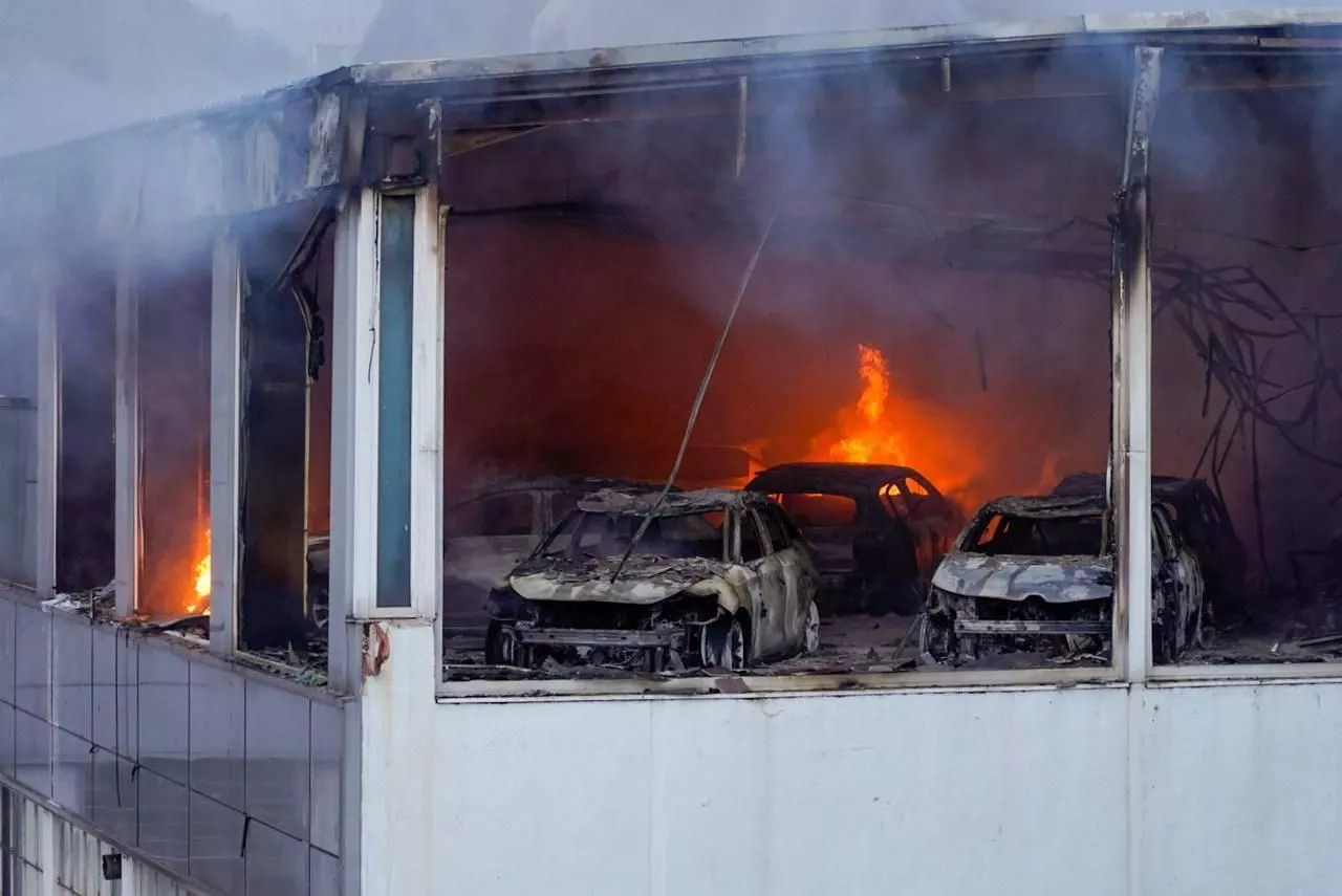 Un incendio calcina un concesionario de Erandio. Foto: EFE