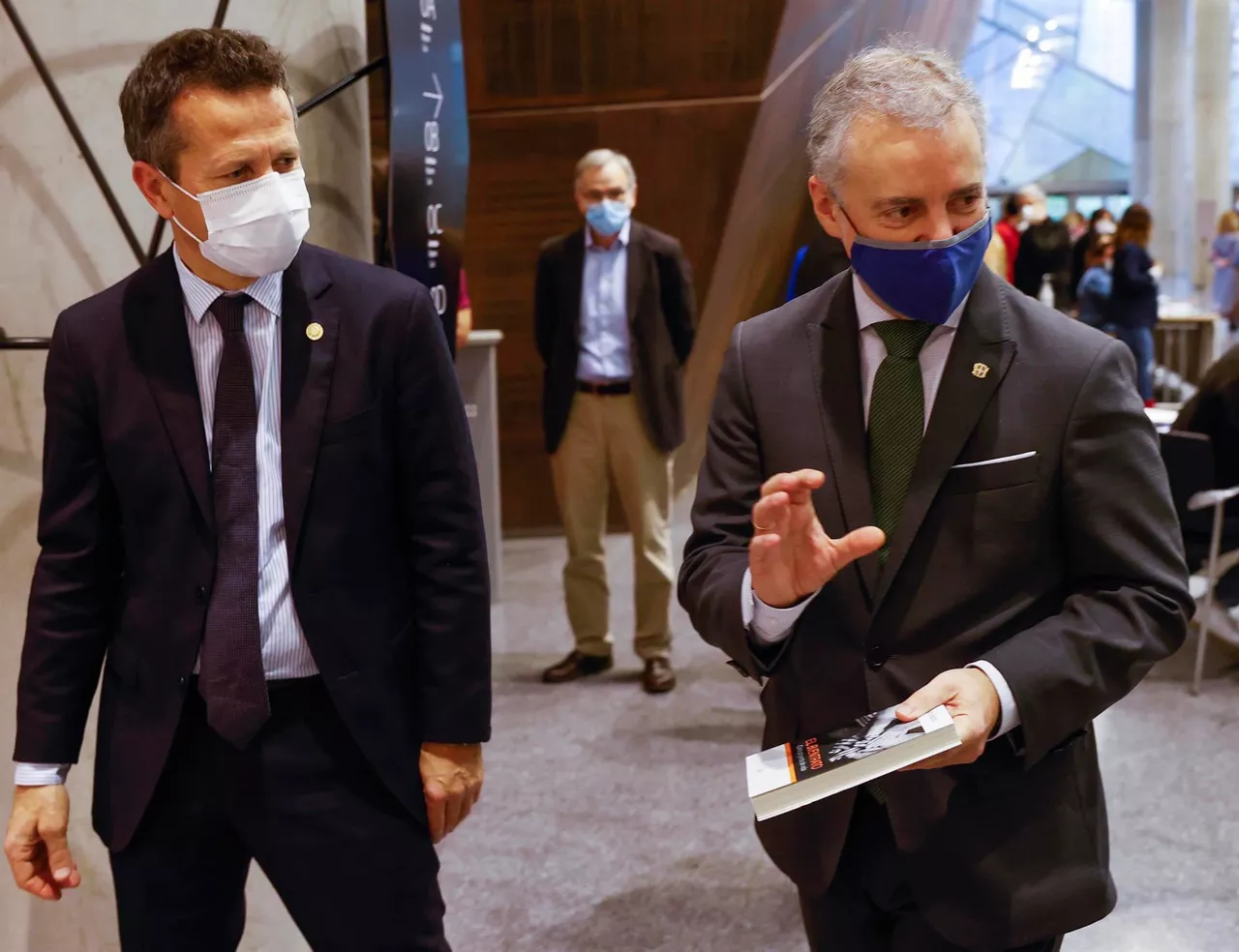 Jokin Bildarratz Hezkuntza sailburua eta haren eskuinean Iñigo Urkullu lehendakaria.