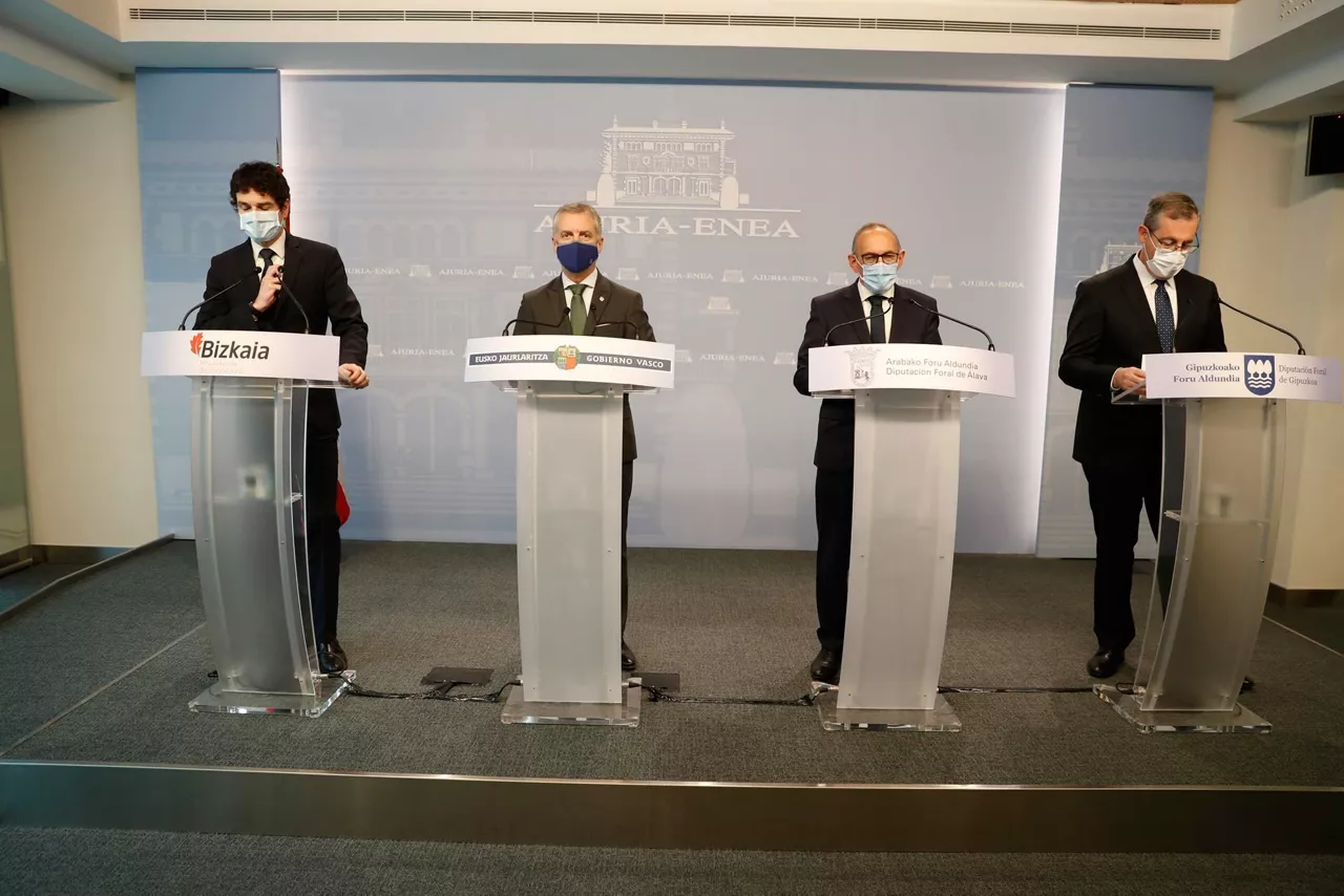 El lehendakari Iñigo Urkulllu y los tres diputados generales. Foto: EFE