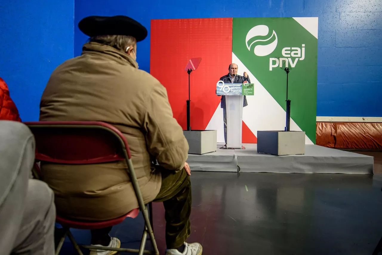 Antoni Ortuzar EAJren ekitaldi politiko batean, Gatikan.