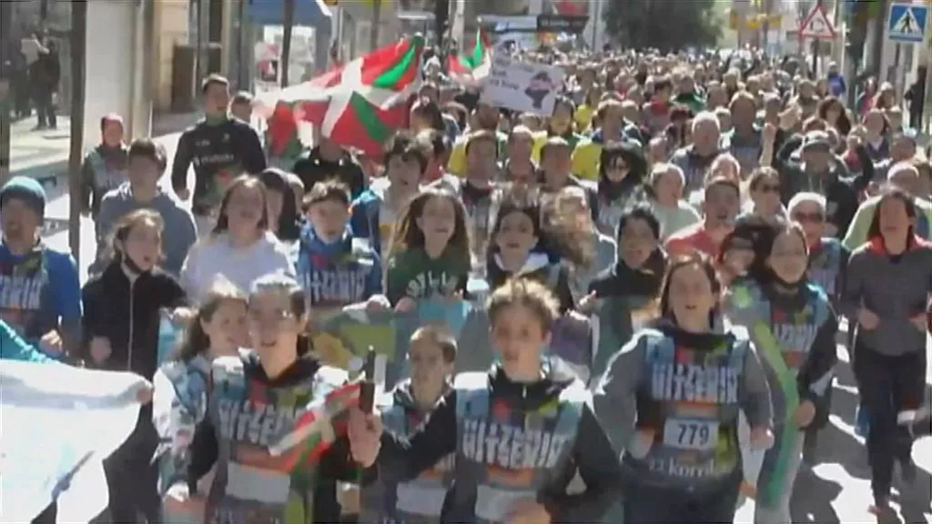 Korrika, Tuterako kaleetan. (Irudia: EITB Media)