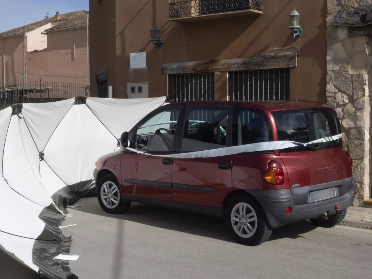 Vehículo precintado por la Guardia Civil en Nohales (Cuenca). Foto: EFE