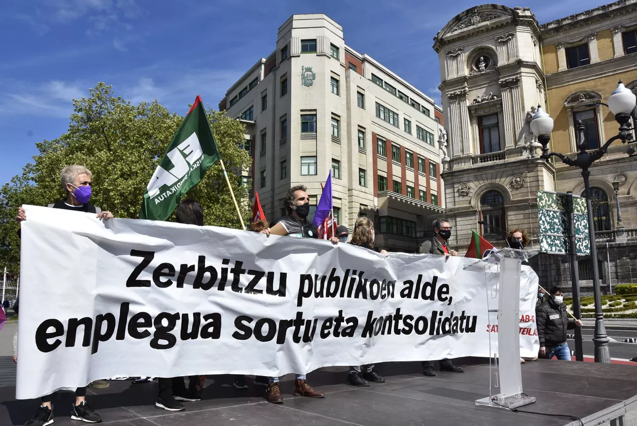 Zerbitzu publikoa egonkortzeko sindikatuen manifestazio bat. Artxiboko irudia: ELA