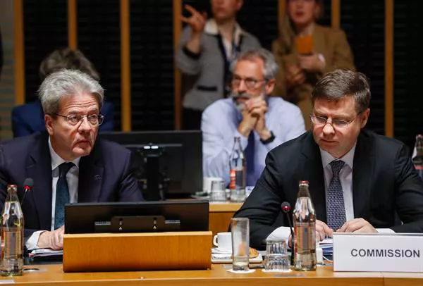 Paolo Gentiloni y Valdis Dombrovskis, antes de la reunión de los ministros de Finanzas. EFE