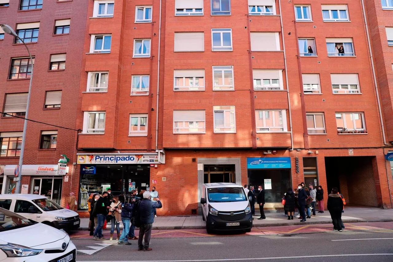 El edificio donde ha sido hallada muerta una menor de 14 años. Foto: EFE