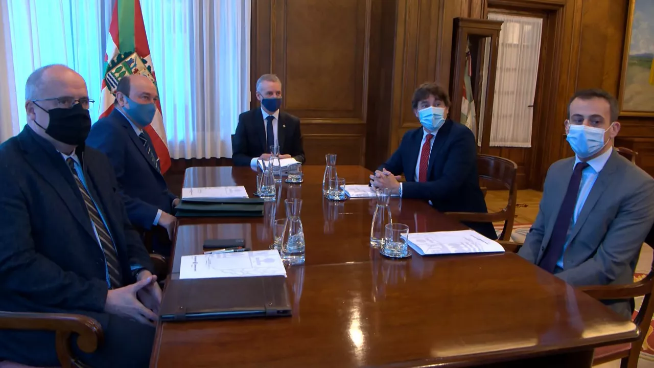 Reunión en Ajuria Enea. Imagen obtenida de un vídeo de EITB Media.