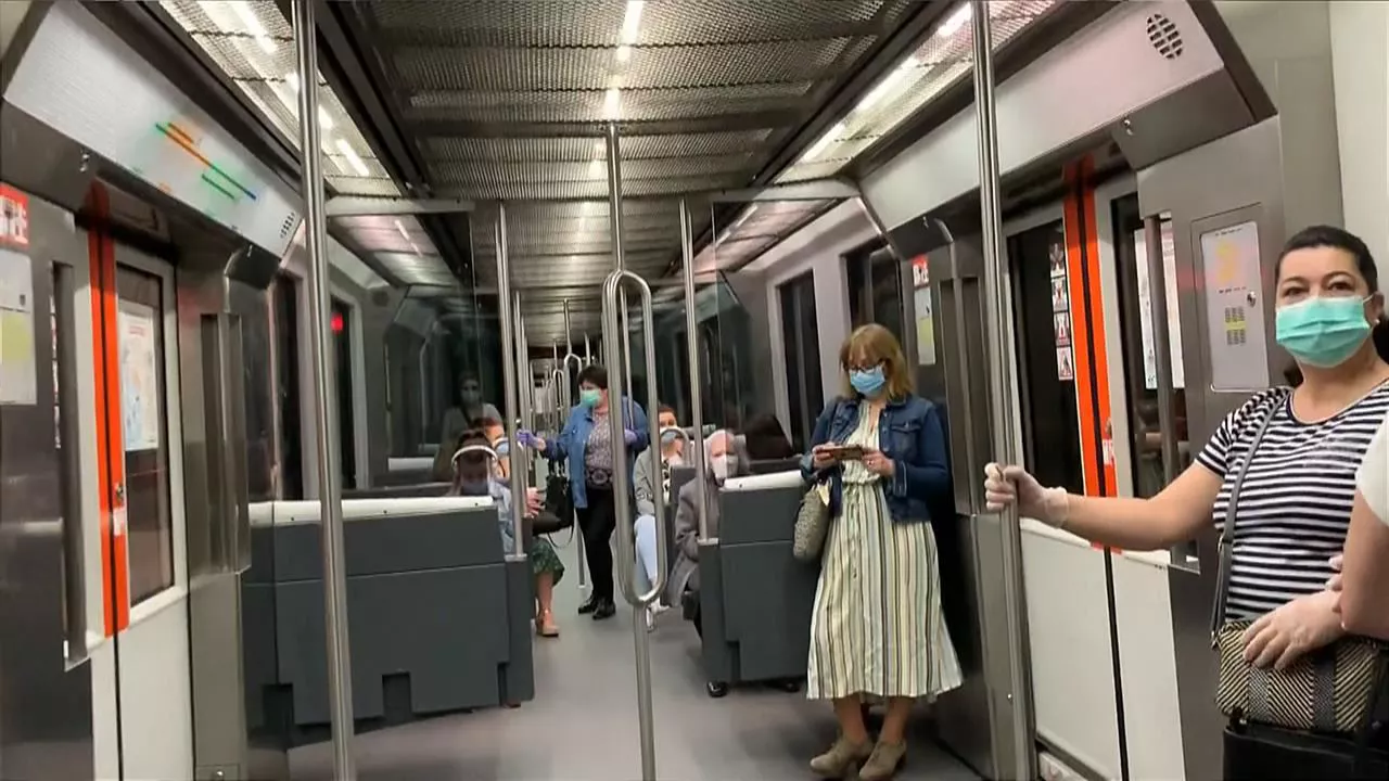 mascarilla en el metro transporte publico