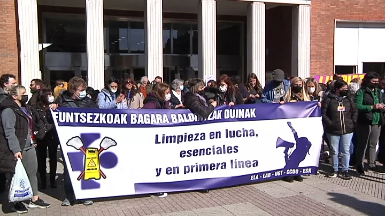 Protesta en el Hospital de Cruces. Imagen obtenida de un vídeo de EITB Media.