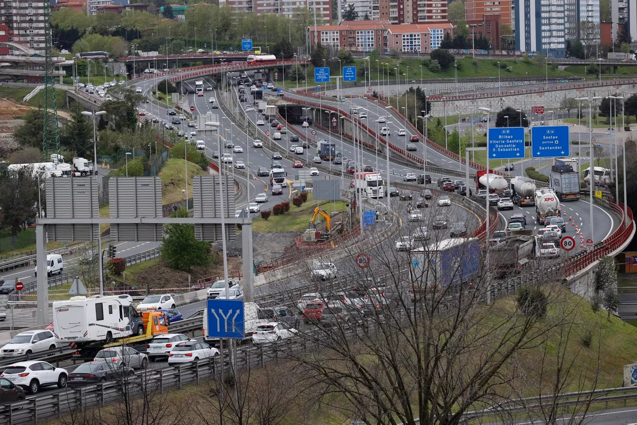 Auto ilarak A-8an, Barakaldo parean, Kantabriako noranzkoan. Artxiboko argazkia: EFE